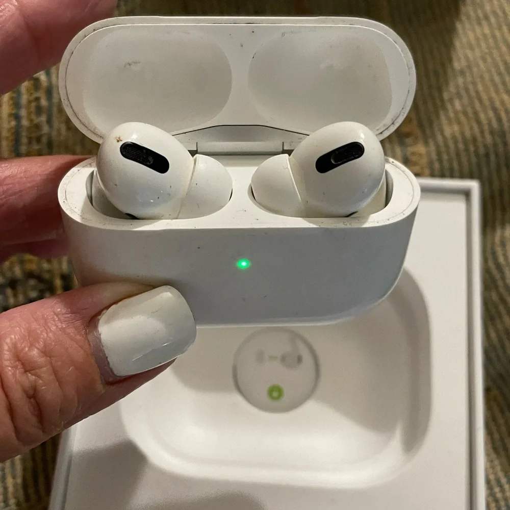 Apple air pod pros. - Picture 3 of 8